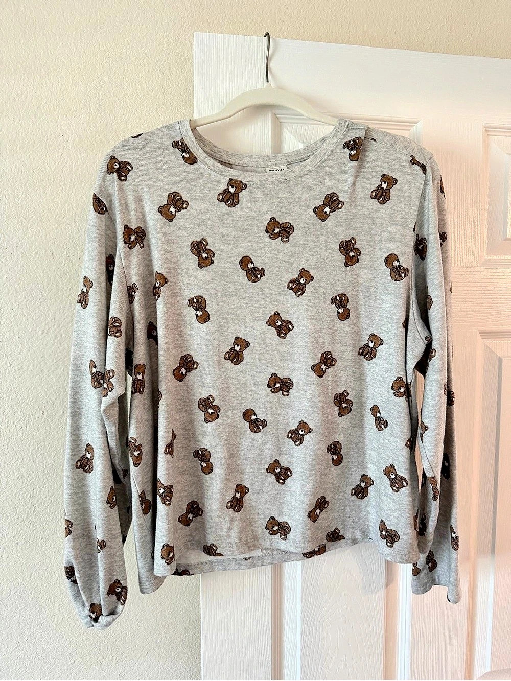 Hollister Bear Print Long Sleeve Gray XL Like New